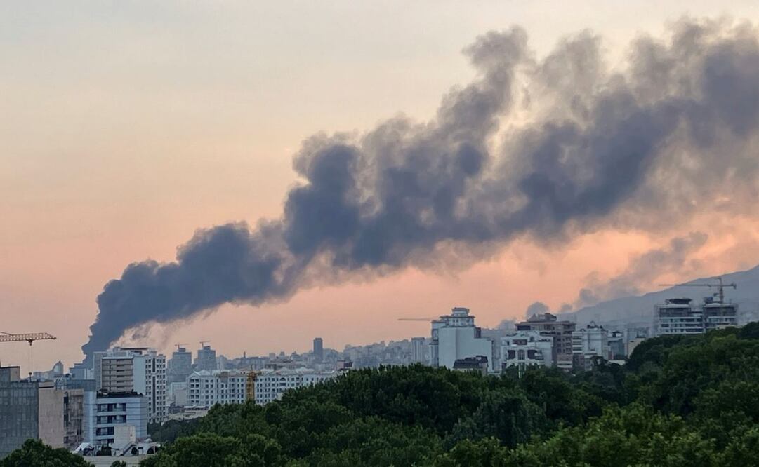 El humo se eleva desde el edificio de la televisora estatal iraní tras un ataque israelí en Teherán, Irán, el lunes 16 de junio de 2025. Foto: AP