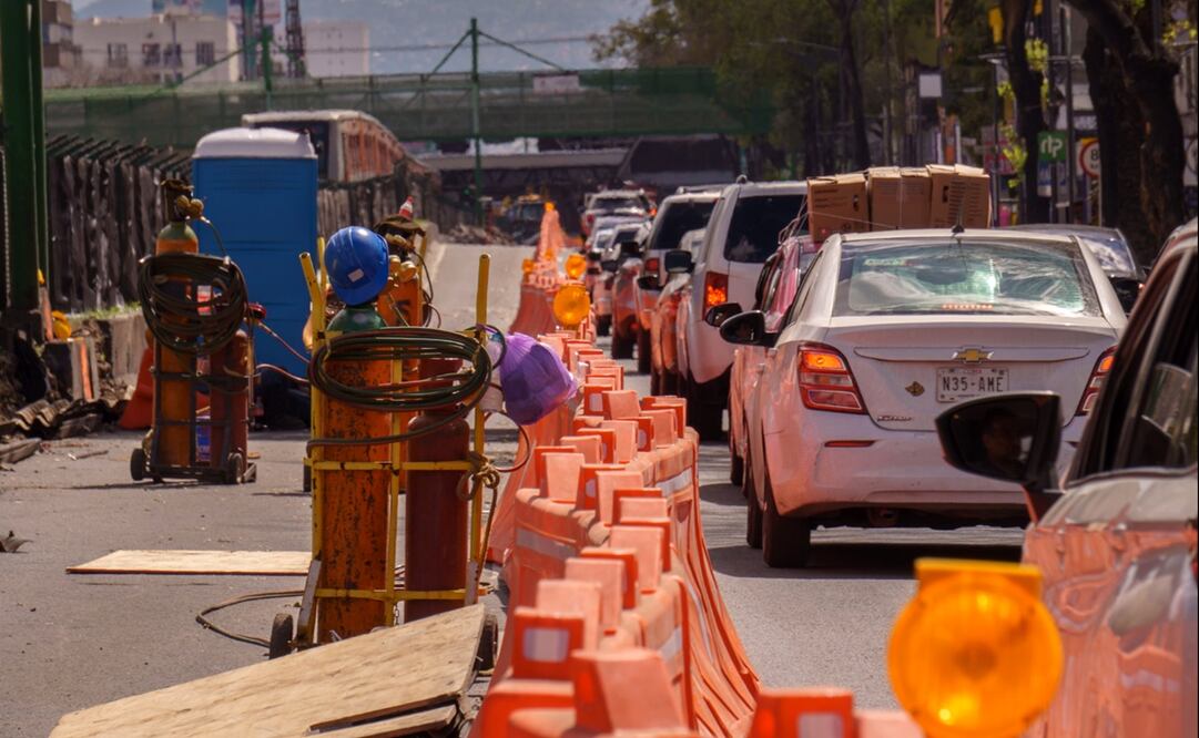 Trabajadores laboran en la construcción de la Calzada Flotante que ira sobre la Línea 2 del Metro en la Ciudad de México, el 22 de octubre de 2025. Foto: Osmar Alvarado/EL UNIVERSAL