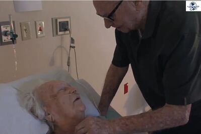 Hombre canta a su esposa de 93 años en el hospital