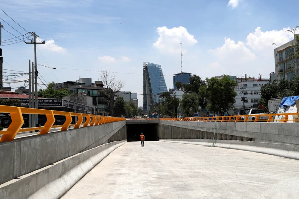 Con un avance general de casi 90%, que incluye uno de los desniveles con la superficie de rodamiento terminada lo mismo que tres de sus rampas, la obra del doble túnel vehicular de Circuito Interior Río Mixcoac e Insurgentes Sur está casi lista para que entre en operaciones la primera quincena de julio próximo. 