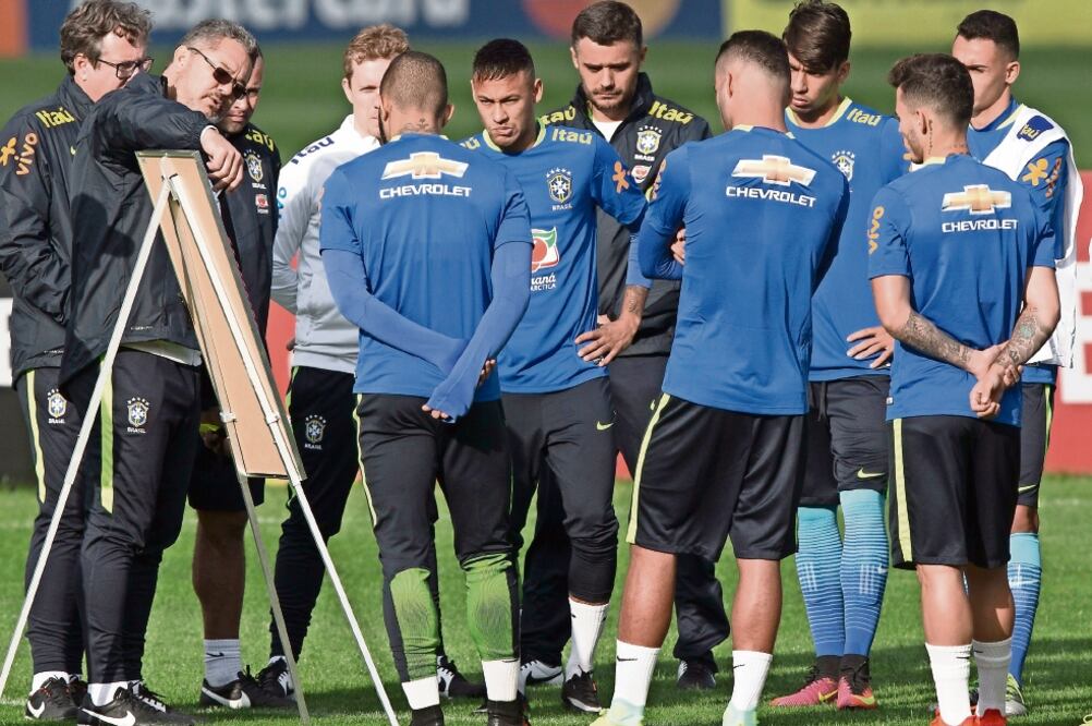 La Canarinha maneja un sistema 4-3-3 para hacer daño al frente (LEO CORREA. AP)