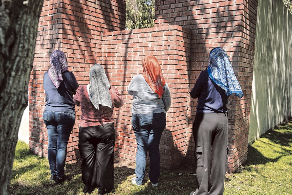 En una de sus búsquedas, en la colonia Ke Kasas, las mujeres se encontraron con La Tía, quien fue detenida por agentes de la fiscalía estatal. Foto: Aimee Melo / EL UNIVERSAL