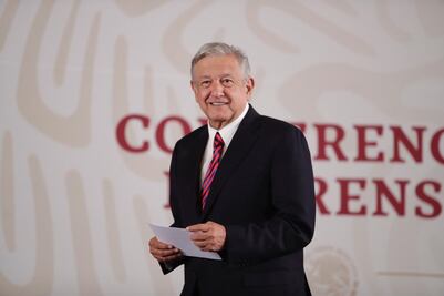 AMLO muestra cifras de fortaleza del peso