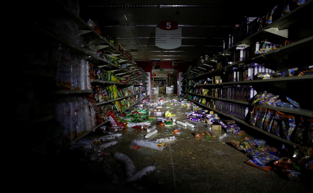 Damage is seen in a supermarket after it was looted during an ongoing blackout in Caracas, Venezuela - Photo: Carlos Garcia Rawlins/REUTERS