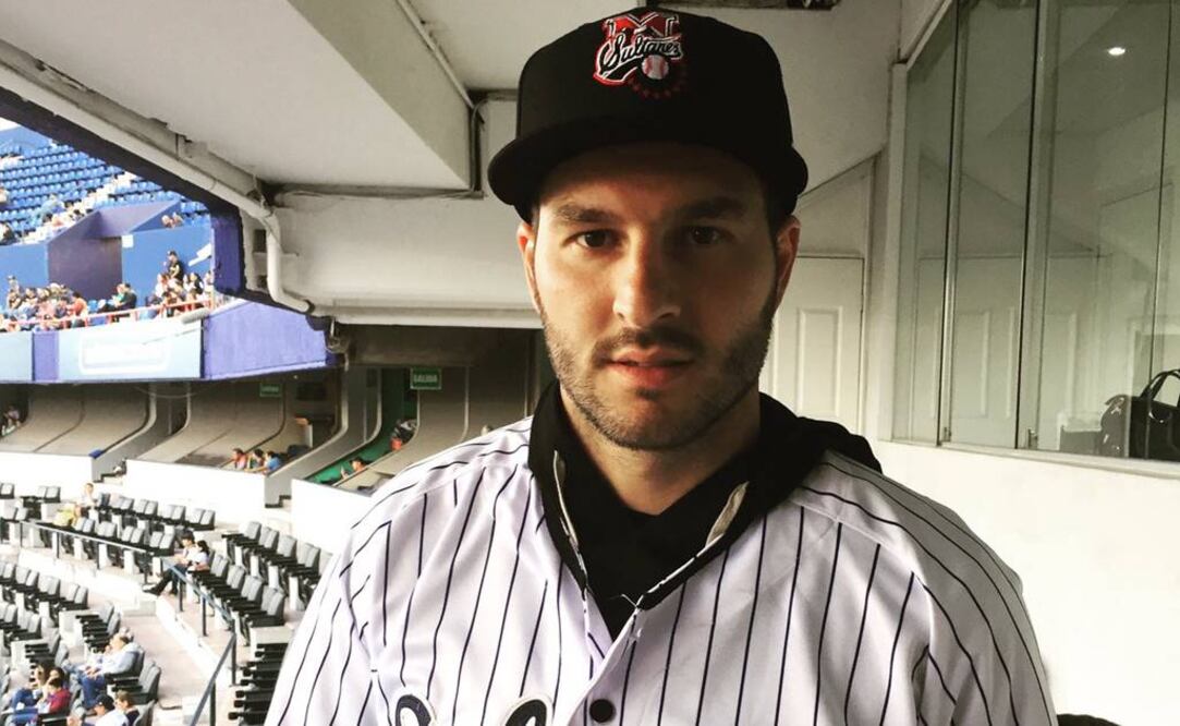 André-Pierre Gignac posa con el jersey de Sultanes (Cortesía: Sultanes de Monterrey)