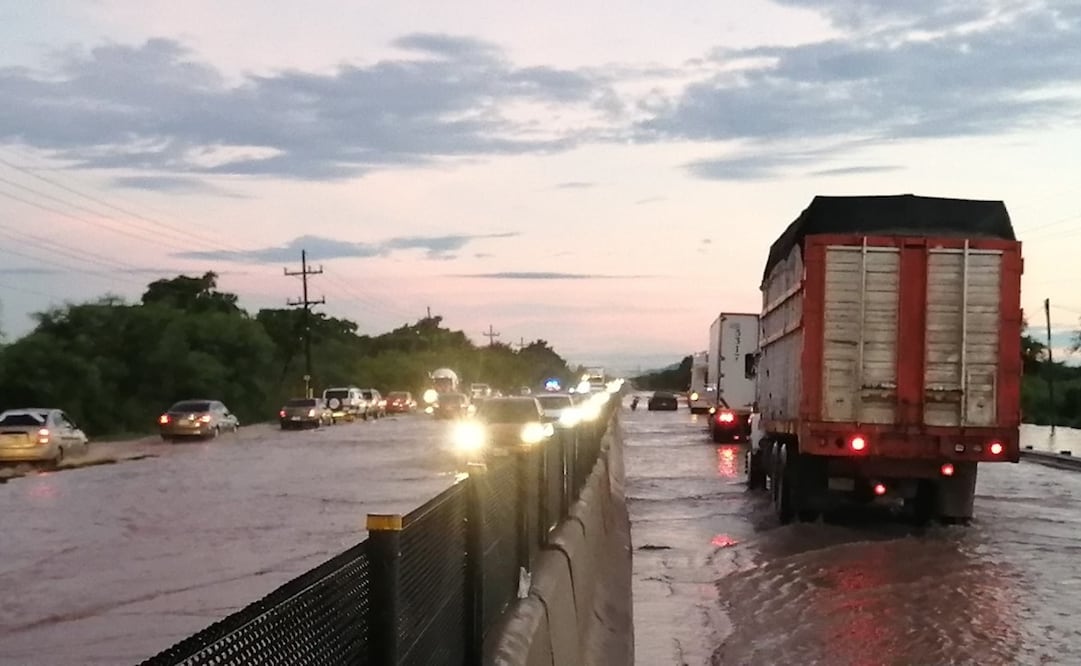 El nivel del agua cruzó la carretera Culiacán-El Dorado. Foto: Especial