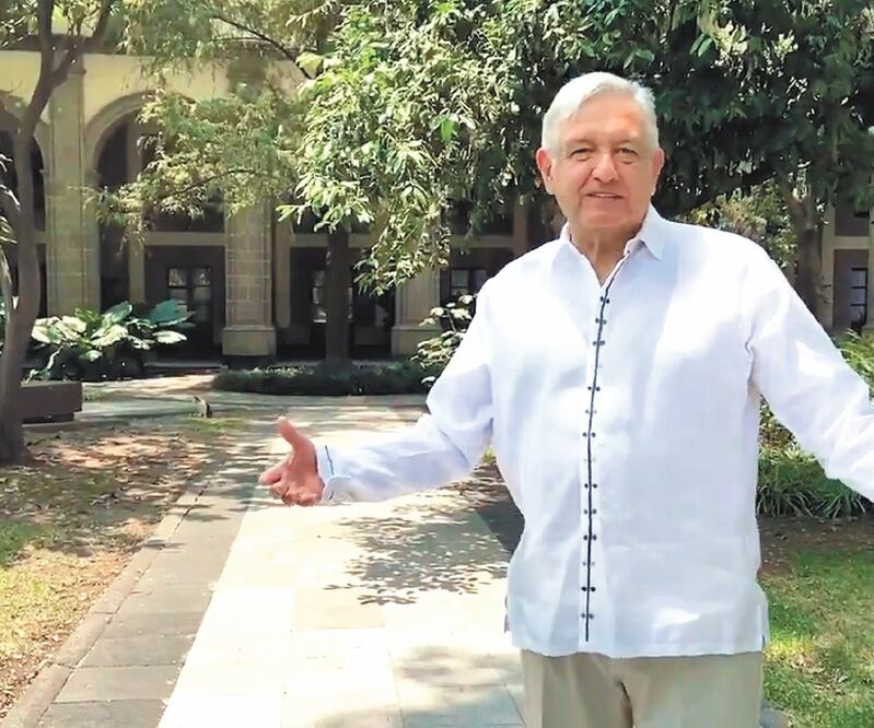 El presidente Andrés Manuel López Obrador dijo en su mensaje desde el Jardín de la Emperatriz en Palacio Nacional que es un humanista preocupado por las personas contagiadas por el coronavirus; en un video que subió a redes sociales, aseguró que el sol ay