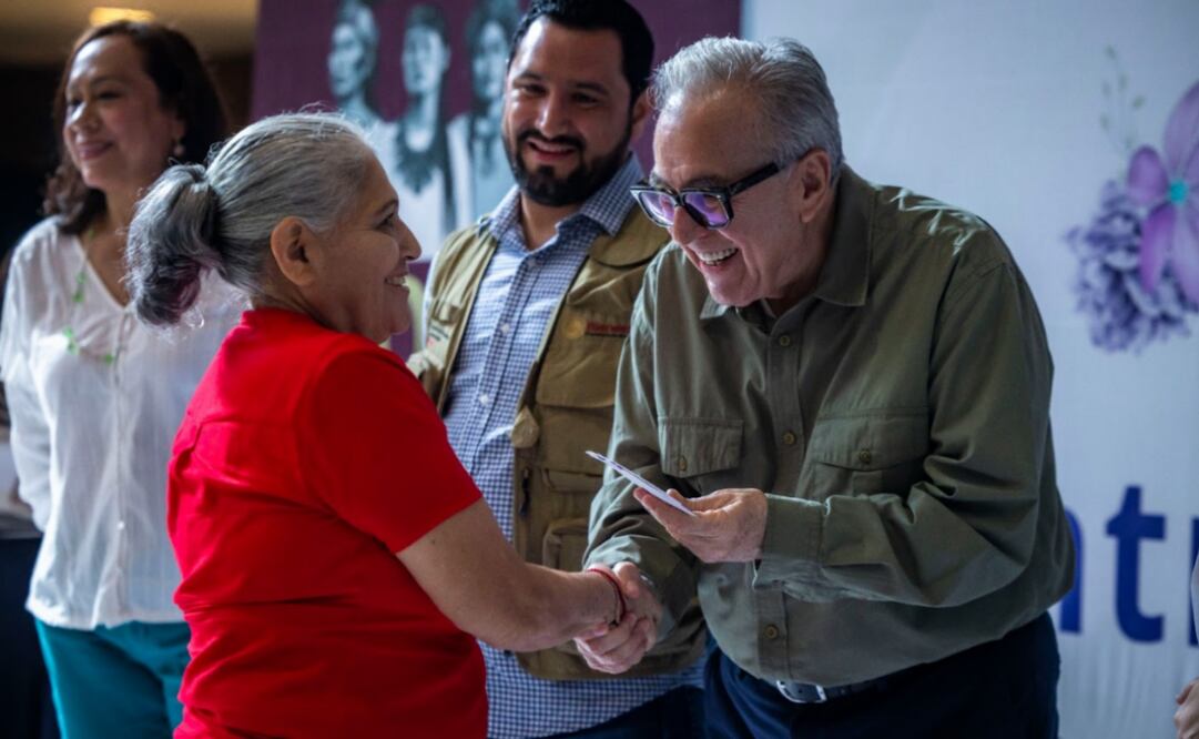 Gobernador de Sinaloa encabeza entrega de tarjetas Pensión Mujeres Bienestar en Sinaloa (14/10/2025). Foto: Especial