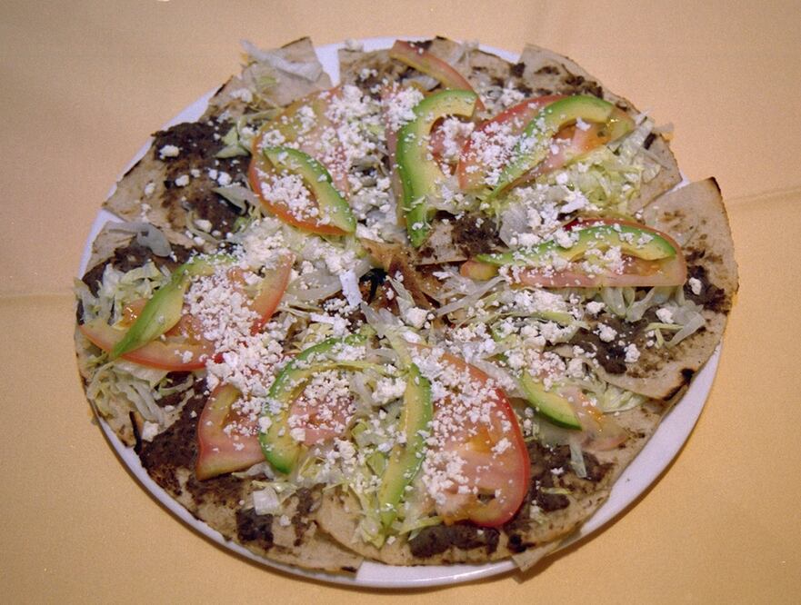 Estas tlayudas pueden ir acompañadas de cecina o chapulines / Foto: Archivo El Universal