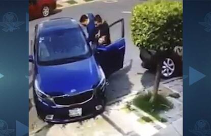 Captan robo de automóvil a mano armada a plena luz del día en el Estado de México