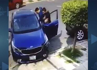 Captan robo de automóvil a mano armada a plena luz del día en el Estado de México