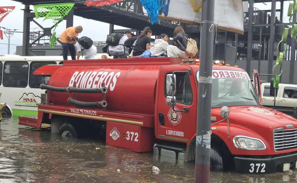 El nivel del agua subió de manera rápida debido a la intensidad de la precipitación pluvial que cayó antes de las 15:00 horas. | Foto: Especial.