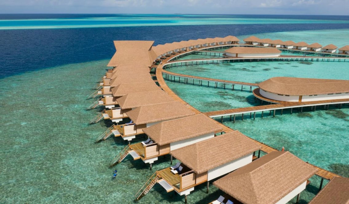 Cinnamon Velifushi, el hotel de Maldivas donde la pareja se quedó varada. Foto: Cortesía