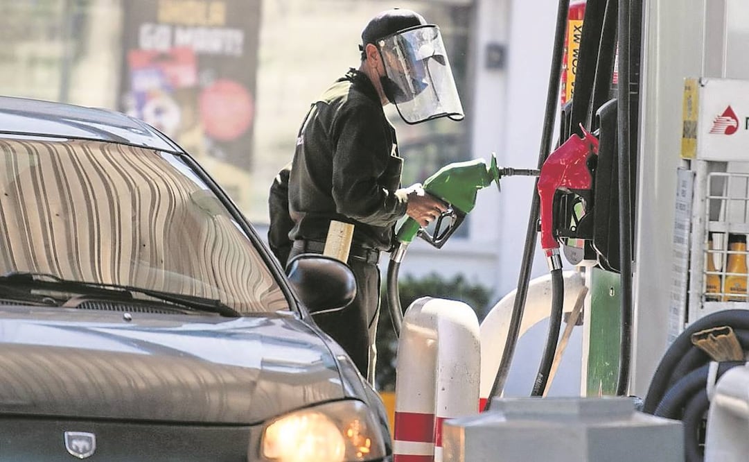 Las decisiones de política de subsidios a los combustibles podrían afectar los ingresos del gobierno, advierte la calificadora. Foto: Archivo/ EL UNIVERSAL