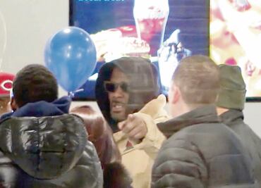 R Kelly saluda a fan al salir de prisión