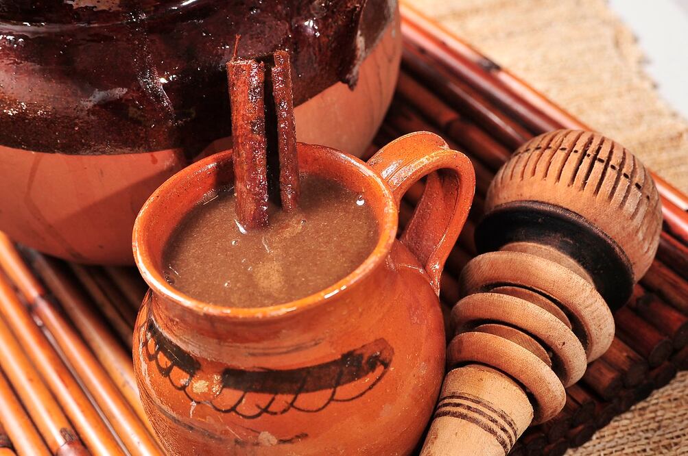 El champurrado es una bebida tradicional mexicana que se condimenta con canela  (Crédito: El Universal / Sandra Torres y Pexels)