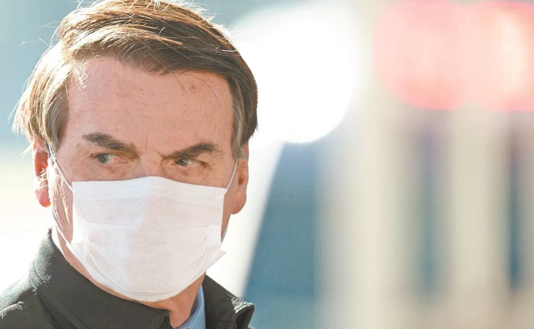 Bolsonaro insulta a periodistas y los llama "prensa de mierda" por reportaje sobre gasto millonario en leche. Foto: AFP