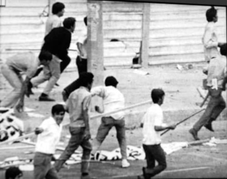 Porros de la UNAM reviven varas de “halcones” del 71