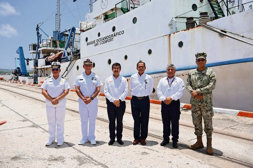 Autoridades de la Universidad Autónoma de Tamaulipas y de la Armada de México encabezaron la entrega del buque en beneficio de la casa de estudios. Foto: Especial