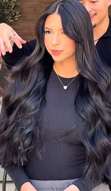 Ángela Aguilar estrena look con extensiones oscuras; Micky Hair Salon compartió el video en redes sociales. El dueño de Micky Hair Salon en CDMX era Miguel de la Mora (Micky Hair), asesinado a balazos en un ataque directo y planeado en Polanco el 29 de septiembre de 2025.