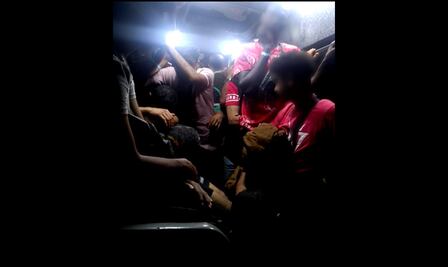 Rescatan a 137 migrantes de África abandonados en autobús en Veracruz; dos menores viajaban solos