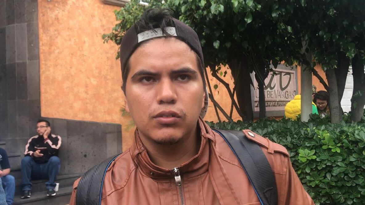 Iván Perdoma esperó afuera del laboratorio del Centro de Control y Desarrollo Biofarmacéutico que sacaran a su madre muerta. (DIANA LASTIRI. EL UNIVERSAL)