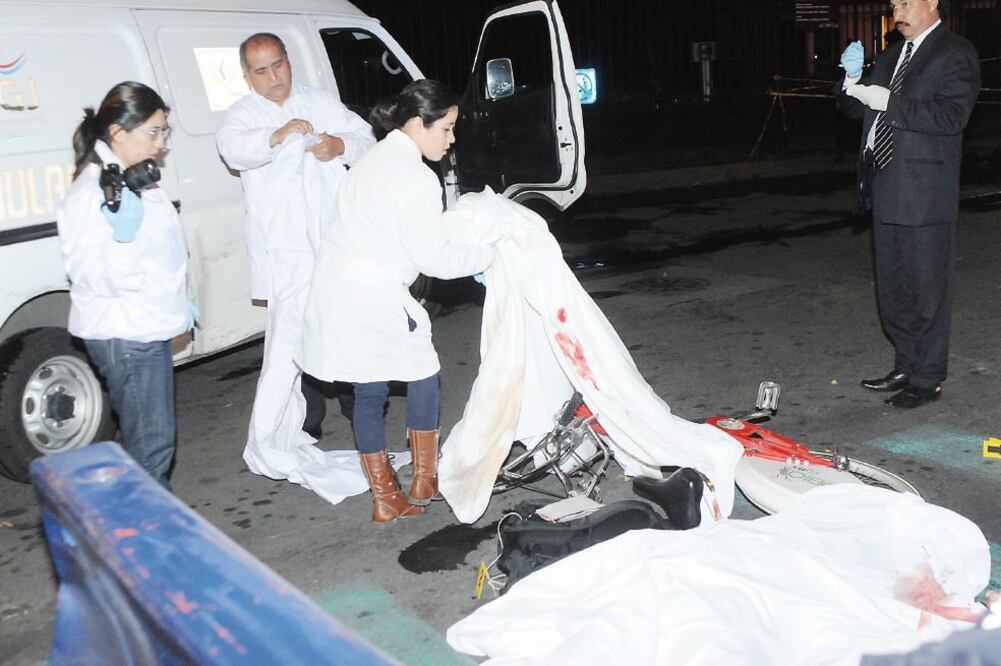 Testigos del percance afirmaron que la víctima circulaba en el carril exclus ivo cuando la unidad invadió la zona por la que ella pasaba y la atropelló (EDUARDO SANCHEZ. EL UNIVERSAL)