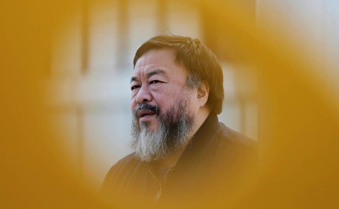 En fotografía de marzo de 2015 se ve al artista disidente chino Ai Weiwei duranten una entrevista en Beijing. La embajada británico informó que concedió una visa limitada al artista. FOTO: AP.