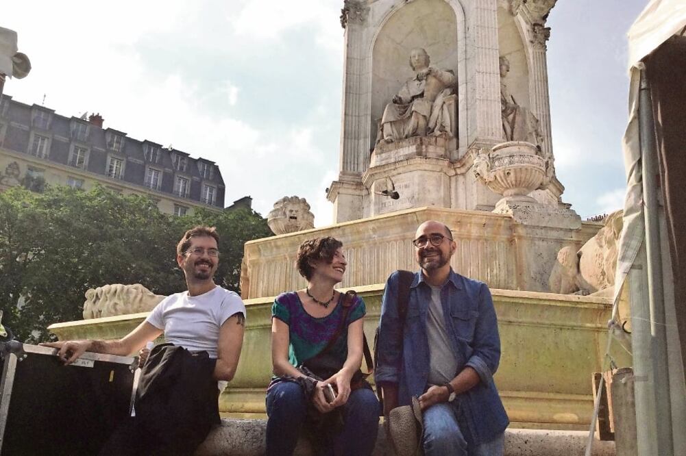 Oscar de Pablo, Paula Abramo y Jorge Esquinca en la Plaza de Saint-Sulpice (CORTESÍA SECRETARÍA DE CULTURA)