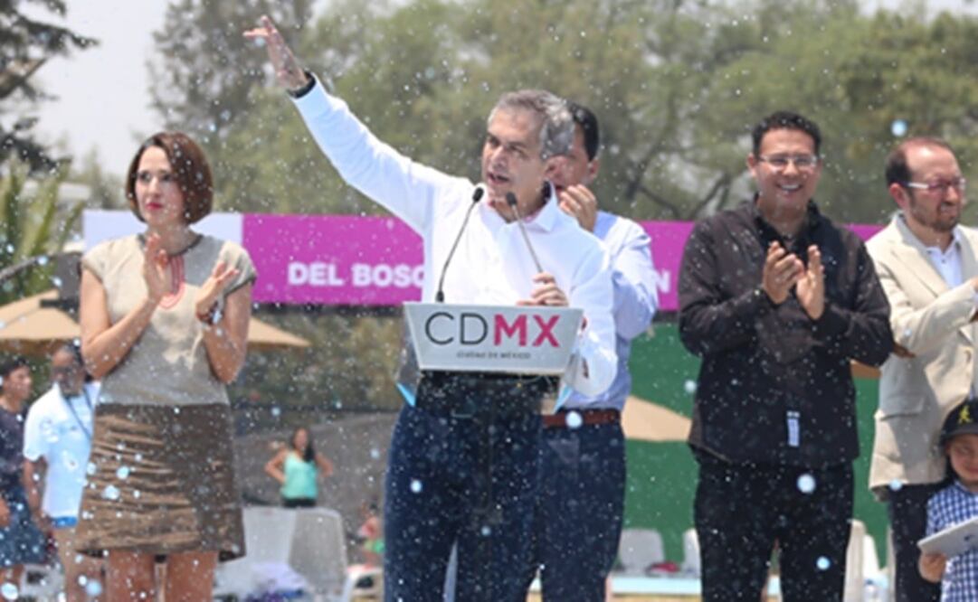 En la reinauguracion del balneario del Aragón por el jefe de gobierno. (Berenice Fregoso)