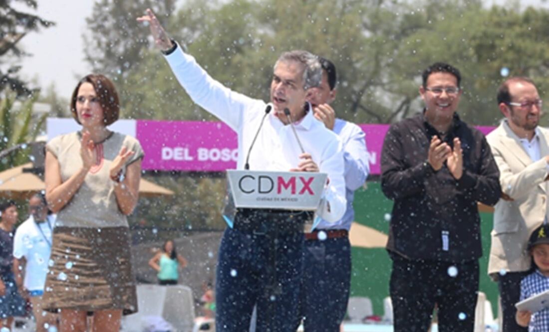 En la reinauguracion del balneario del Aragón por el jefe de gobierno. (Berenice Fregoso)