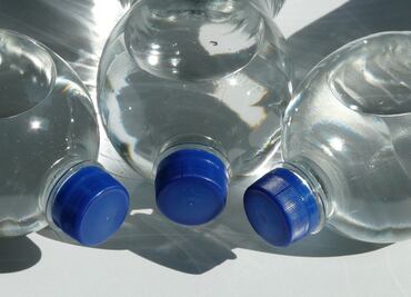 Por qué no debes dejar tu botella de agua dentro de tu auto