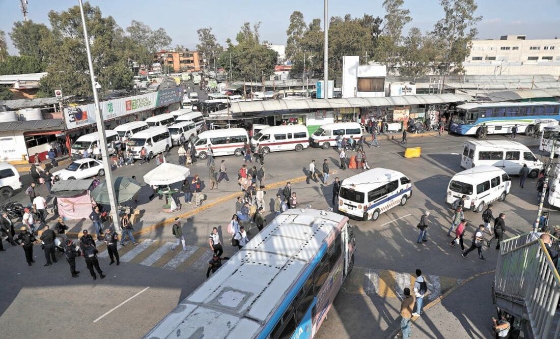 En un recorrido realizado por EL UNIVERSAL, se observó que en las horas pico hay unidades generando aglomeraciones en zonas que son sólo para circulación del transporte. Fotos/IVÁN STEPHENS. EL UNIVERSAL