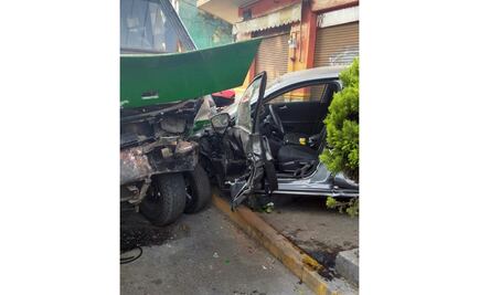 Auto choca con microbús en la colonia Peralvillo 