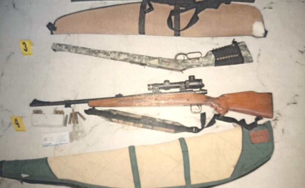 Catean predio en La Paz, BCS, por extracción ilegal; aseguran armas, maquinaria y detienen a dos personas.
Foto: Especial.