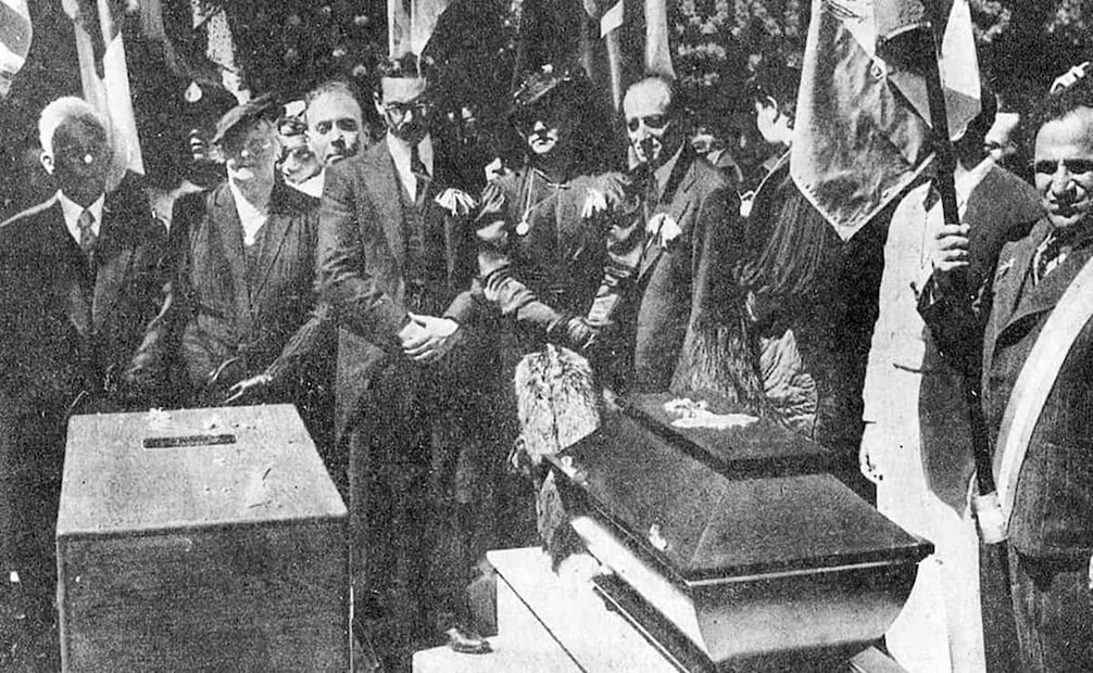 Familiares de los autores del Himno Nacional, previo a la inhumación. En entrevista con este diario, Mercedes Serralde afirmó que desconocía los planes del gobierno para los restos de su abuelo hasta tres días antes del evento; sólo sabían del traslado de Jaime Nunó a México, “quien, por cierto, nunca conoció mi abuelo, pues la música fue compuesta años después de escrita la letra”. Foto: Hemeroteca EL UNIVERSAL.