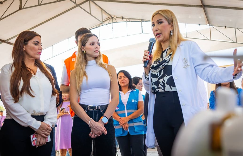 Durante la Macrobrigada de Vacunación y Servicios de Salud, Alma Rosa Marroquín Escamilla, Secretaria de Salud estuvo acompañada por Mariana Rodríguez Cantú, Titular de Amar a Nuevo León. Foto: Especial