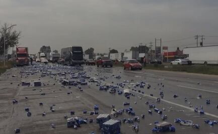 Vuelca tráiler y hacen rapiña de cerveza en la autopista México-Querétaro