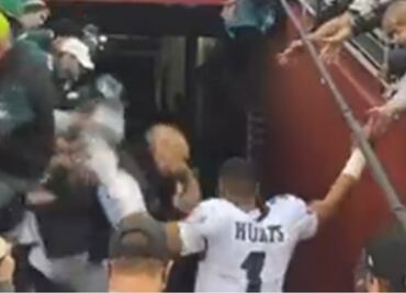 VIDEO: Aficionados caen de la tribuna y casi aplastan a Jalen Hurts