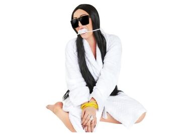 Crean disfraz inspirado en el robo que sufrió Kim Kardashian