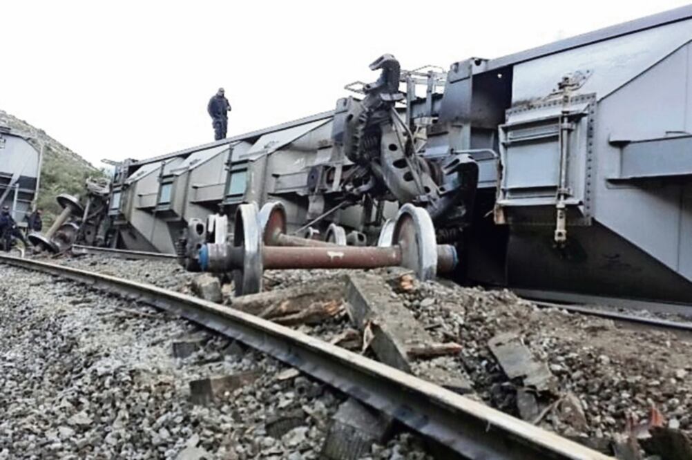 Tras el incidente, decenas de toneladas de arroz cayeron; sin embargo, elementos de la Policía Auxiliar, Fuerza Civil y del Ejército llegaron para resguardar la mercancía y evitar fuera robada (CORTESÍA)