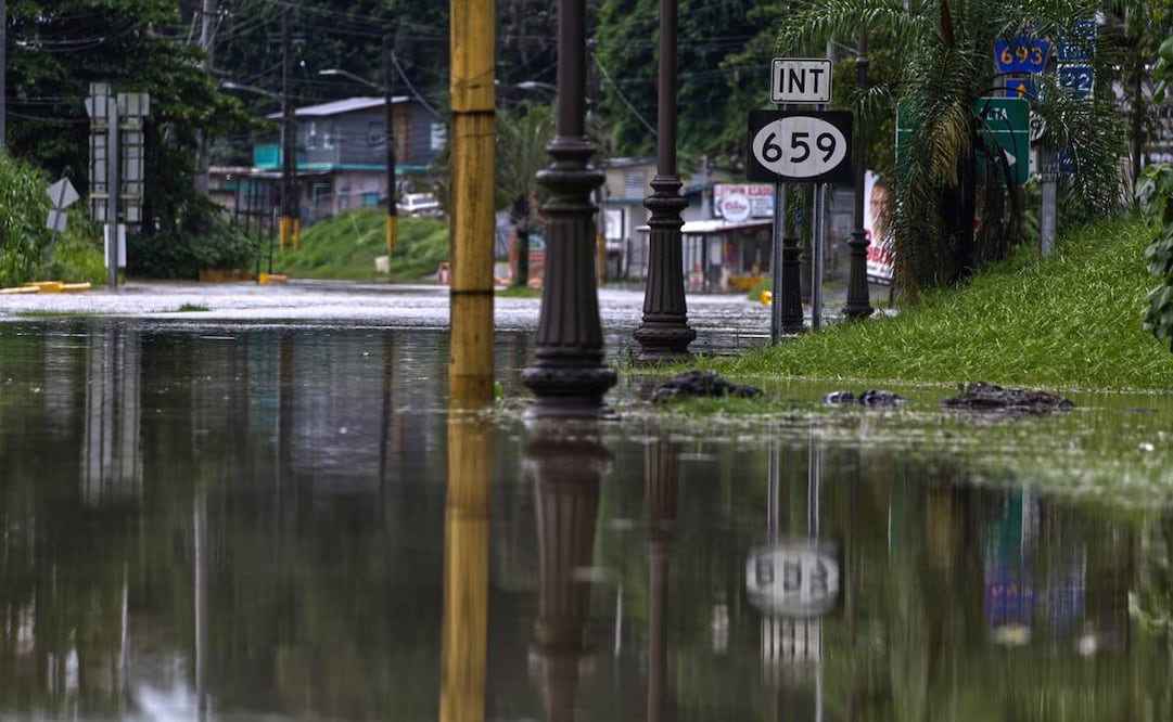 Fotografía de una carretera inundada tras el paso del huracán Ernesto. Foto: EFE
