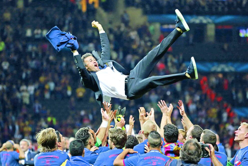 El estratega blaugrana es vitoreado y lanzado al aire por su equipo, al conseguir el campeonato de la Champions (XINHUA)