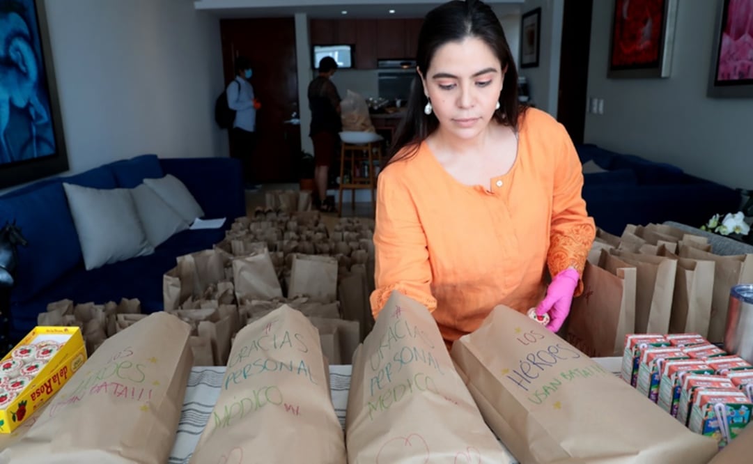 The team prepares meals for 200 healthcare workers - Photo: Juan Boites/EL UNIVERSAL