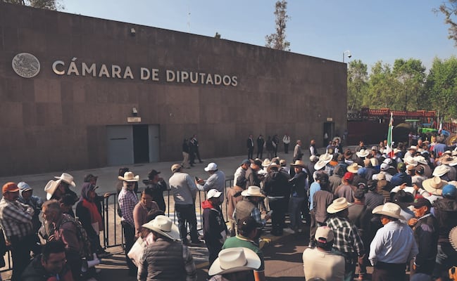 Continúa turismo legislativo en la Cámara de Diputados; cuesta al erario 5.6 mdp
