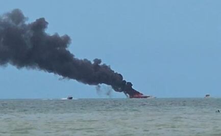 Se incendia embarcación frente al puerto de Progreso, Yucatán; no hay personas lesionadas