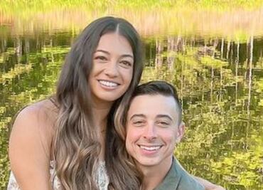 El abrazo casi imposible de una pareja que recorre el mundo