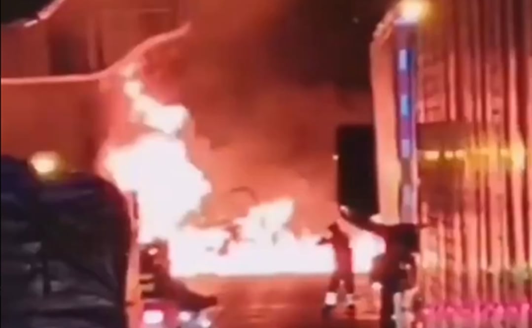 El impactó provocó que la patrulla se incendiara. Foto: Especial