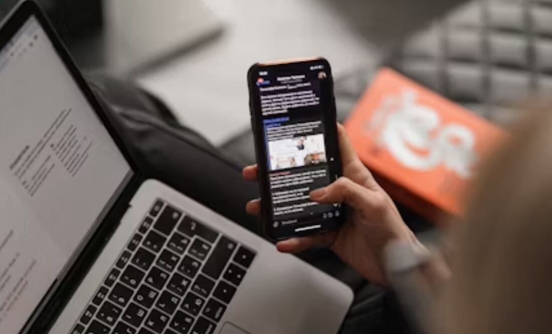 Qué es el "modo oscuro" y por qué debes activarlo en tu celular. Imagen: Unsplash