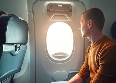 En pleno vuelo, pasajero intenta abrir la puerta de cabina de un avión; tripulante sufre fractura del peroné